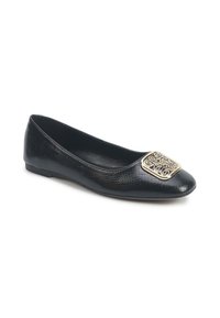 Chaussure plate en cuir noir texturé avec bout rond et boucle carrée dorée ornementale à l'avant, présentée sur un fond blanc.