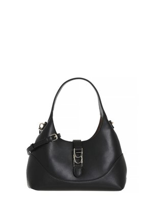 Borsa a tracolla in pelle nera dalla forma arrotondata, con un manico singolo, tracolla regolabile e dettagli in metallo argentato sulla parte anteriore.