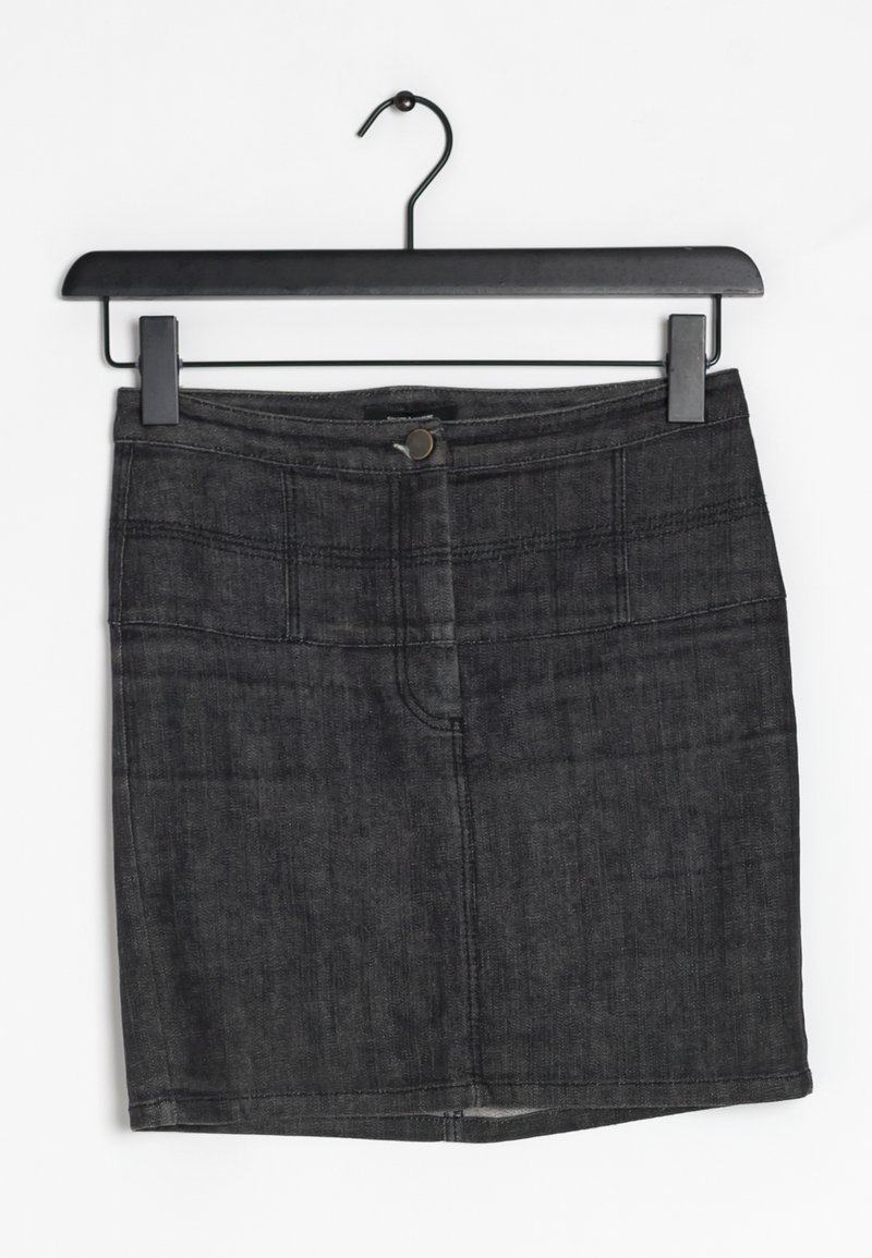 Jupe en denim gris foncé, avec une coupe ajustée, des poches avant et un détail de couture horizontal près de la taille. Suspendue à un crochet noir.
