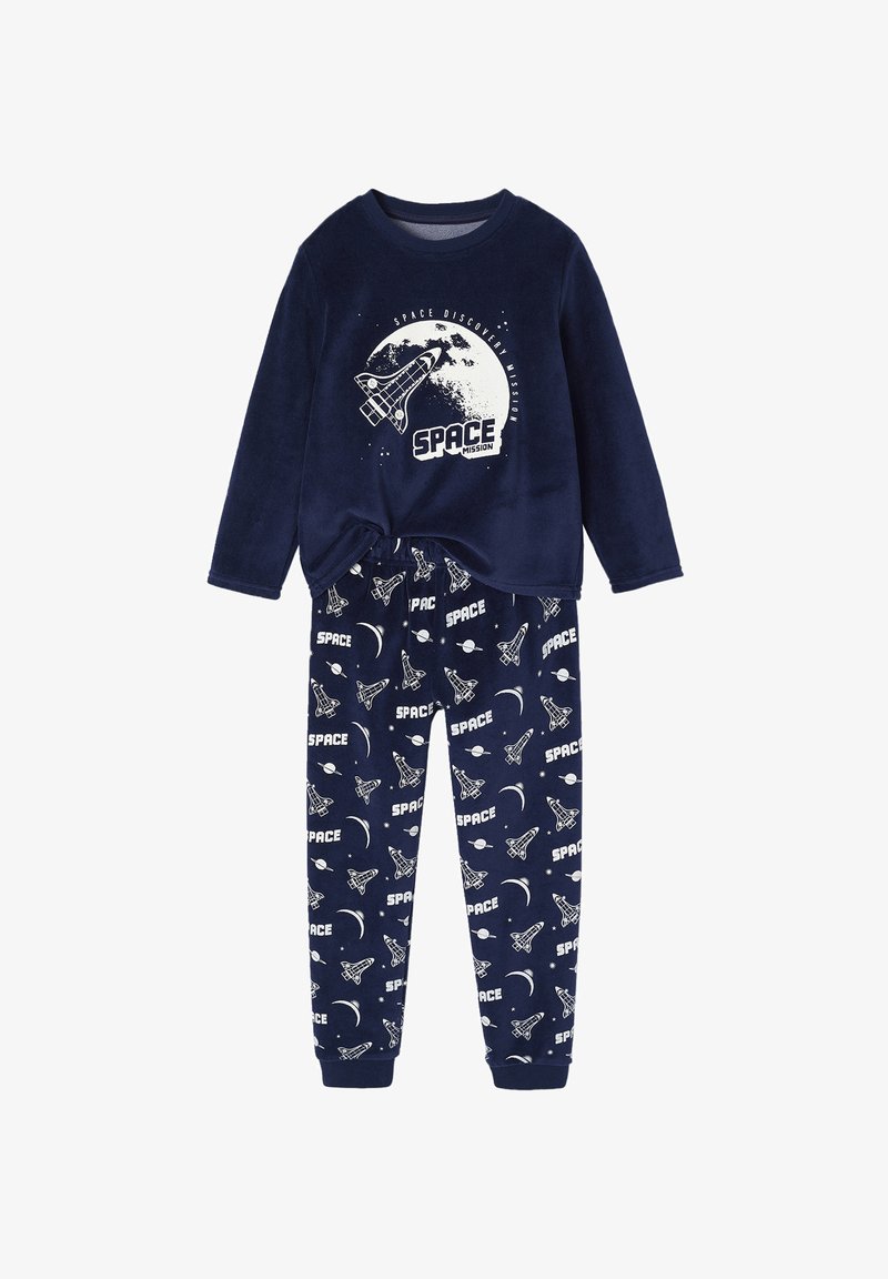 Navyblaue Fleece-Pyjama-Set mit einem Langarm-Oberteil, das ein Space-Shuttle-Design zeigt, und gemusterten Hosen mit Raketen und Planeten.