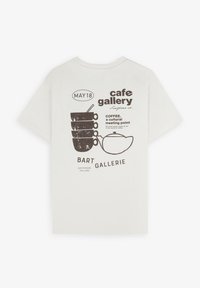 Weißes Baumwoll-T-Shirt mit einem braunen Grafikdesign von gestapelten Kaffeetassen und einer Teekanne, begleitet von Text, der eine Café-Galerie in Amsterdam bewirbt.