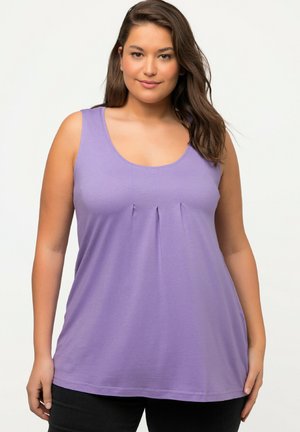 Top senza maniche viola realizzato in tessuto morbido, con scollatura a barca e dettagli plissettati sul busto, che offre una vestibilità comoda.