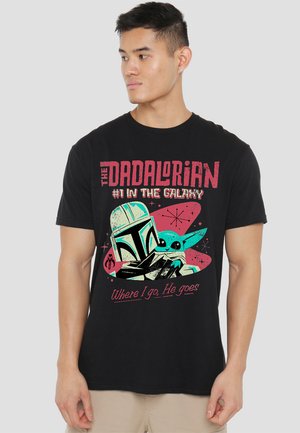 #1 DAD RETRO DADALORIAN WHERE I GO - Print T-shirt - black