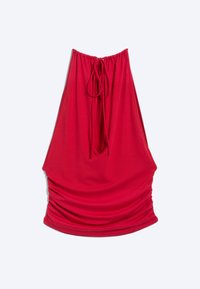 Haut rouge sans manches à col halter froncé avec lien ajustable, présentant des côtés drapés et une coupe ample et fluide.