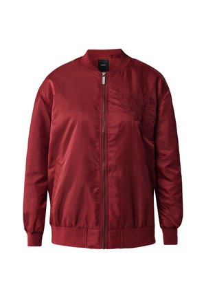 Chaqueta bomber de satén rojo con cierre frontal de cremallera, puños y dobladillo de punto. Presenta un diseño floral bordado en el lado izquierdo del pecho. Textura suave.