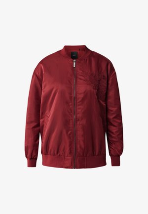 Giacca bomber rossa in satin con chiusura a zip, polsini e orlo a costine. Presenta un design floreale ricamato sul lato sinistro del petto. Texture liscia.