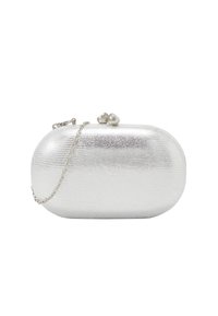 Srebrna owalna torebka typu kopertówka z teksturowanym wzorem, metalowym zapięciem typu kiss-lock oraz przypiętym łańcuszkiem na białym tle.