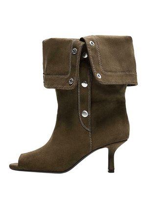 Brauner Wildleder-Stiefel bis zur Mitte der Wade mit umgeschlagenem Bündchen, silbernen Druckknöpfen, offenem Zehenbereich und schlankem Kitten-Heel.