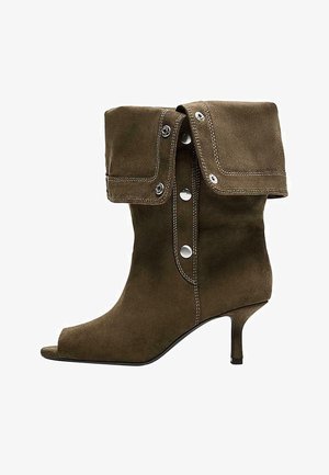 Brauner Wildleder-Stiefel bis zur Mitte der Wade mit umgeschlagenem Bündchen, silbernen Druckknöpfen, offenem Zehenbereich und schlankem Kitten-Heel.