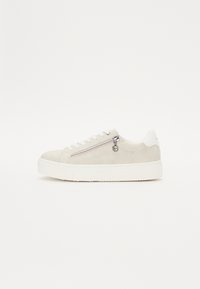 Sneaker di camoscio beige con suola in gomma bianca, dotata di una cerniera laterale e hardware circolare in argento. Chiusura con lacci standard nella parte frontale.
