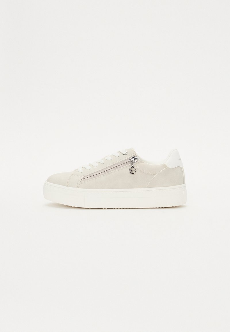 Sneaker di camoscio beige con suola in gomma bianca, dotata di una cerniera laterale e hardware circolare in argento. Chiusura con lacci standard nella parte frontale.