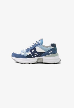 Low-Top Sneaker mit blauen, weißen und grauen Einsätzen, dicker weißer Sohle, weißen Schnürsenkeln und großem dunkelblauem "B" an der Seite.