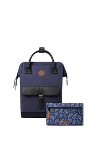 Navy stoffen rugzak met zwarte leren accenten, een voorflap en een handvat aan de bovenkant. Inclusief een bijpassende tas met paisleypatroon.