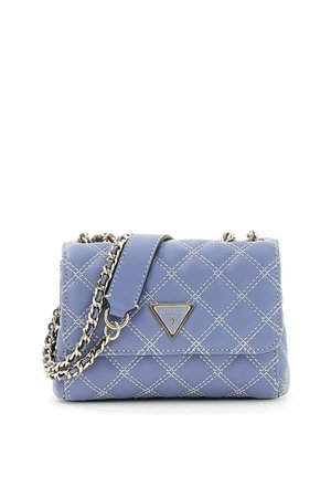 Sac à main en cuir matelassé lavande avec couture blanche, bandoulière en chaîne dorée et logo triangulaire GUESS sur le rabat avant.