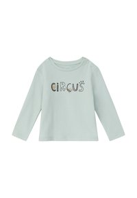Hellgrünes Langarmshirt mit dem Wort "CIRCUS" in verspielten, strukturierten Buchstaben mit bunten Akzenten. Knopfdetails an der Schulter.