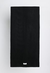 Zwarte sjaal van zacht materiaal, met een gladde textuur en een eenvoudige, rechthoekige vorm. Kleine witte label aan één uiteinde.