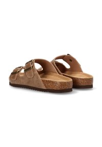 Sandalias de ante marrón con dos hebillas metálicas ajustables, diseño abierto, plantillas de corcho y suela de goma texturizada para mayor tracción.