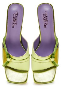 Sandali aperti verde metallizzati con tacco quadrato. Presentano una fascia testurizzata e una soletta morbida di colore viola. Logo del marchio impresso sulla soletta.