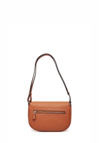 Bolso de hombro de cuero marrón con forma redondeada, un bolsillo frontal con cremallera y una correa delgada y ajustable. Superficie texturada, diseño minimalista.