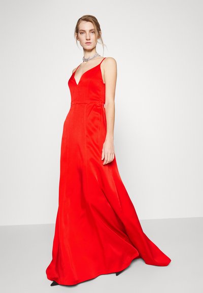 Abito da sera in satin rosso con profondo scollo a V, spalline sottili, busto strutturato e gonna fluida con una leggera scia.