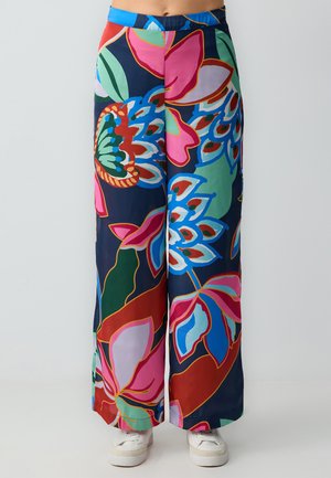 Kleurvolle wijde broek met een bloemenpatroon op een donkere achtergrond, gemaakt van lichte stof met een gladde textuur.