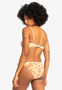 Bikini set van zachte, met bloemenpatroon, in een pastelkleurenpalet. Verstelbare bandjes en een haaksluiting aan de achterkant.