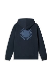 Marine hoodie met een ronde afbeelding in een lichterblauwe tint op de achterkant. Gemaakt van zachte stof met lange mouwen en een capuchon met trekkoord.