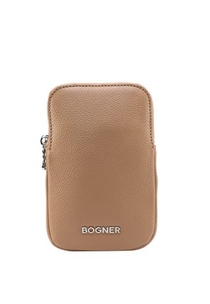 Pochette pour téléphone en cuir marron avec une surface texturée, des bords arrondis et un logo argenté en bas. Dispose d'une fermeture éclair sur le côté.