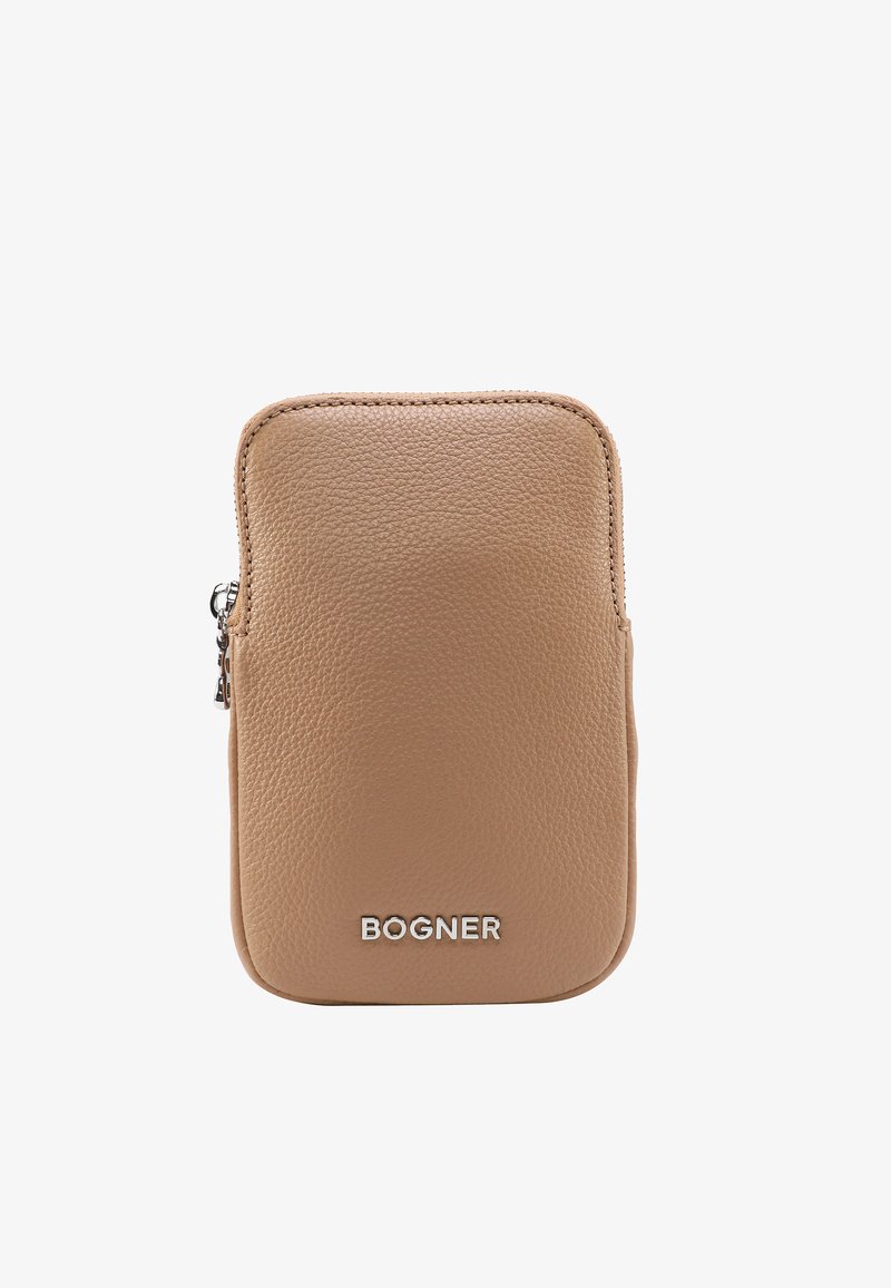 Brun lädertelefonfodral med texturerad yta, rundade kanter och silverlogotyp längst ner. Har en dragkedjestängning på sidan.