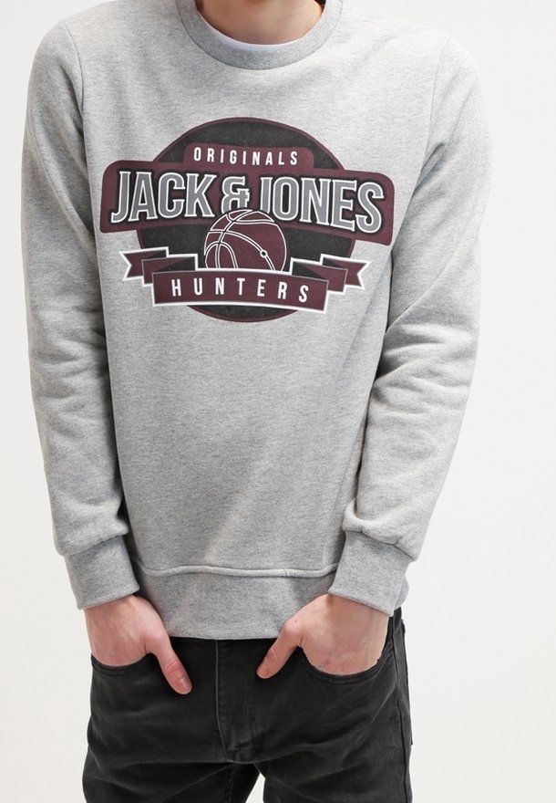 Sudadera gris de mezcla de algodón con cuello redondo, puños de canalé y un gráfico frontal que presenta el texto "JACK & JONES" y "HUNTERS".