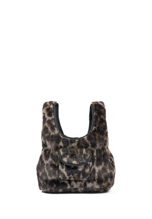 Kleine handtas met luipaardprint nepbont buitenkant en voorflapzak, met brede schouderbanden en zwarte afwerking.