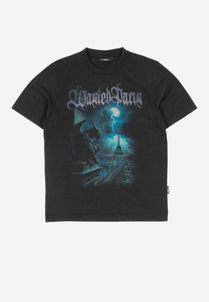 Μαύρο κοντομάνικο μπλουζάκι με γοτθικό κείμενο "Wasted Paris", που απεικονίζει έναν γαλαζωπό γκάργκοιλ να εποπτεύει τον ταραγμένο ορίζοντα του Παρισιού και ο Πύργος του Άιφελ.