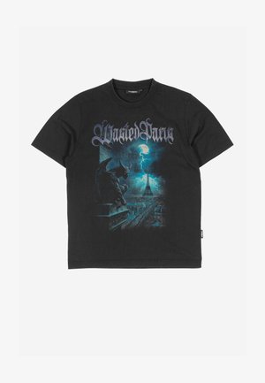 Črna kratka majica s kratkimi rokavi z gotskim napisom "Wasted Paris", na kateri je modrikasto obarvan gargojel, ki gleda na nevihtno panoramo Pariza in Eifflov stolp.