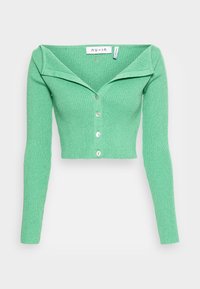 Cardigan verde com vinco, apresentando mangas longas, um decote em V profundo e três botões na frente. Textura suave com um design ajustado.