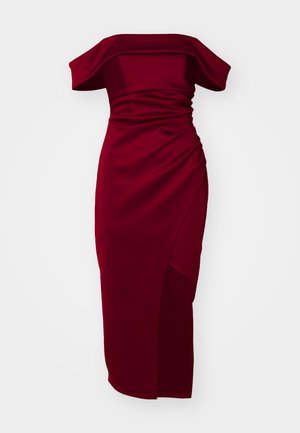 Bordo obleka z off-the-shoulder izrezom, gubano teksturo, tesnim krojem in stranskim razporkom, izdelana iz gladkega, elastičnega materiala.