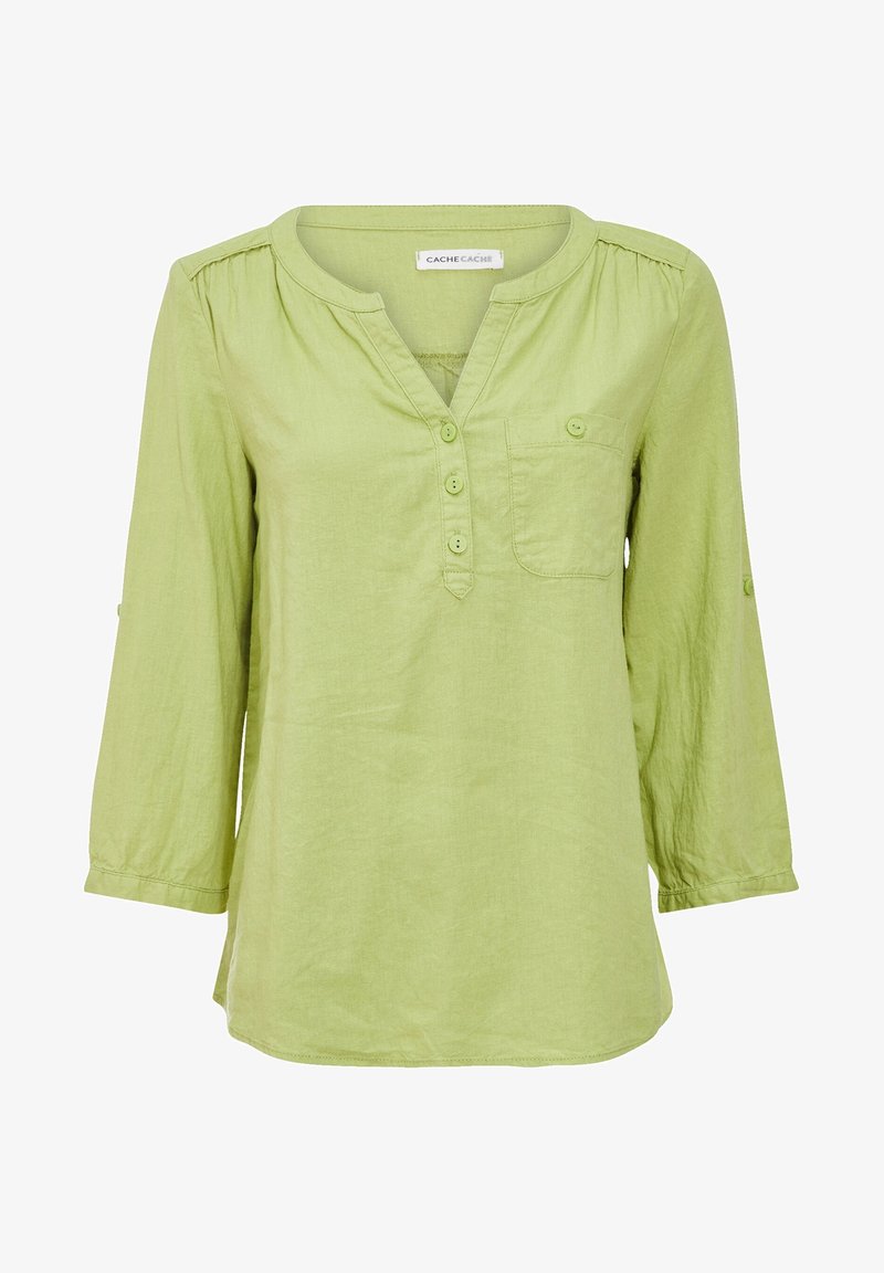 Blouse à manches longues vert clair avec trois boutons sur le plastron avant, une poche poitrine avec bouton, et un col rond.