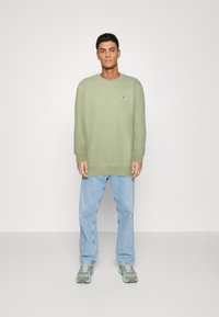 REVOLUTION REGULAR FIT CREWNECK WITH A SMALL EMBROIDERY - Sweatshirt - lightgreen
