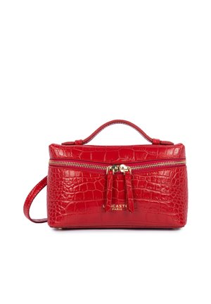 Sac à main en cuir rouge avec texture crocodile, fermeture éclair dorée et poignée, petite sangle sur le côté, et logo "Lancaster Paris" sur le devant.