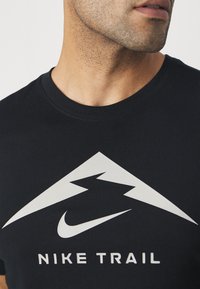 Nike Performance M NK DF TEE TRAIL LOGO - Športne majice - black