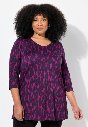 Lilla og pink leopardmønstret top med V-udskæring, trekvartærmer og en afslappet pasform, lavet af et tekstureret strikstof.