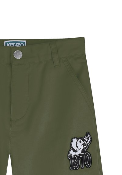 Pantalon vert olive avec bouton en métal, passants de ceinture, poche latérale, patch éléphant et texte "1970" sur la cuisse.