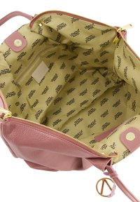 Rosa Lederhandtasche mit einem goldenen Reißverschluss, einem mit gelbem Stoff gefütterten Innenraum, der das "Venezia"-Logo zeigt, und einer Reißverschlusstasche.