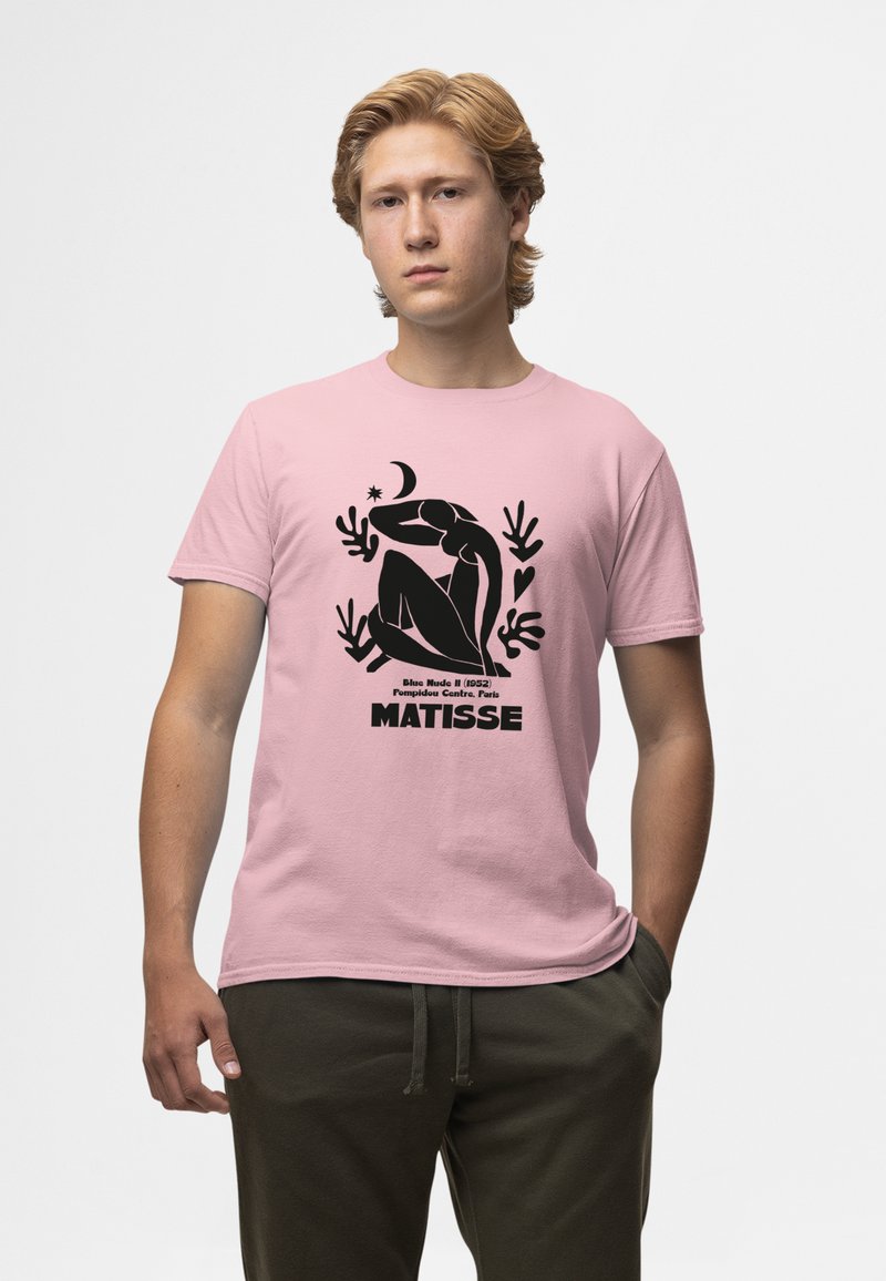 Růžové bavlněné tričko s černým abstraktním designem sedící postavy a textem "Matisse" ve spodní části. Kulatý výstřih, krátké rukávy.