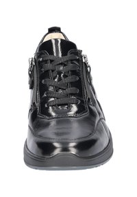 Zwarte lakleren schoen met een ronde neus, vetersluiting aan de voorkant en dubbele zijritsen. Heeft een gevoerde zool voor comfort.