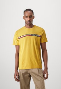 Tommy Hilfiger CHEST STRIPE TEE - Trükipildiga T-särk - city yellow