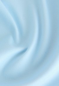 Tejido azul claro con una textura suave y un fino y sutil patrón estriado, dispuesto para mostrar su flexibilidad y suavidad.
