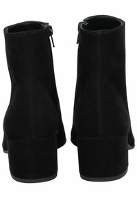 Bottines en suède noir avec fermeture éclair, bout rond et talon épais. Texture lisse avec un design sans couture et sans embellissements visibles.