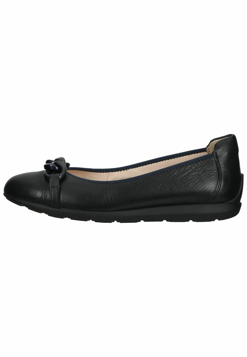Chaussure plate en cuir noir avec bout arrondi, détail décoratif en chaîne noire et semelle basse en caoutchouc.