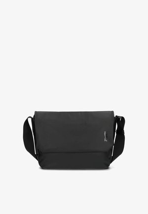Bolso mensajero rectangular negro con correa de hombro ajustable y pequeño logo en la solapa frontal, exhibido sobre fondo blanco.