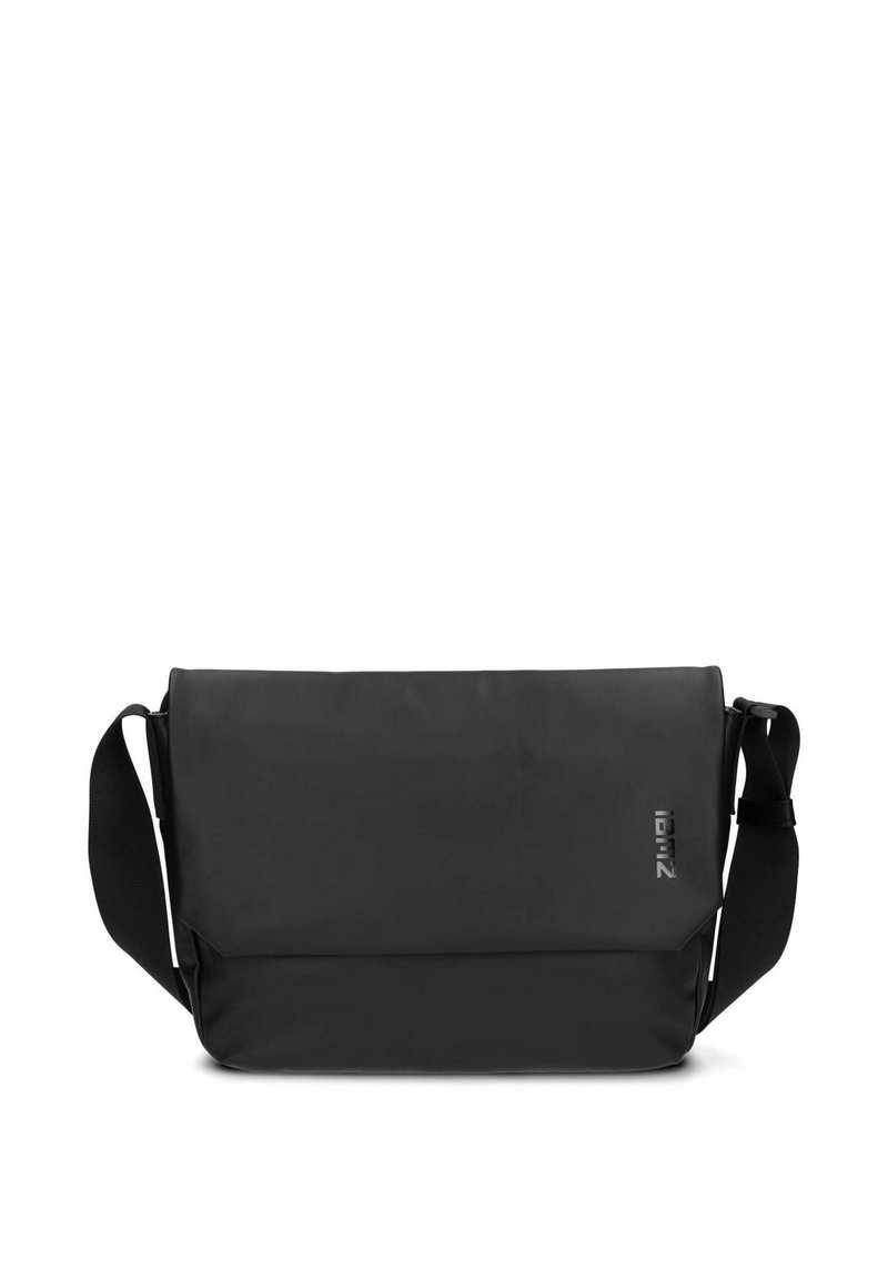 Borsa messenger rettangolare nera con tracolla regolabile e piccolo logo sulla parte anteriore, esposta su sfondo bianco.